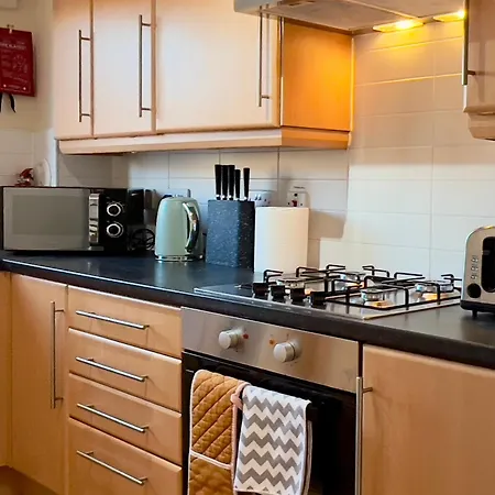 Sleek & Modern 2br - Easy Access To Centre