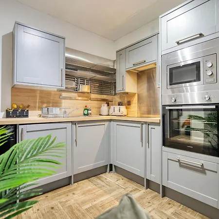 Spacious 4 Bedroom Near West End Apartman