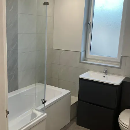 Stunning 3 Bedroom 2 Bathroom West End House With Free Parking And Wi-fi *