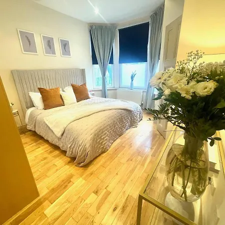 - Large Stylish 2 Bed Flat In Unique Ibrox Location Walking Distance To Subway And Free On-street Parking Daire