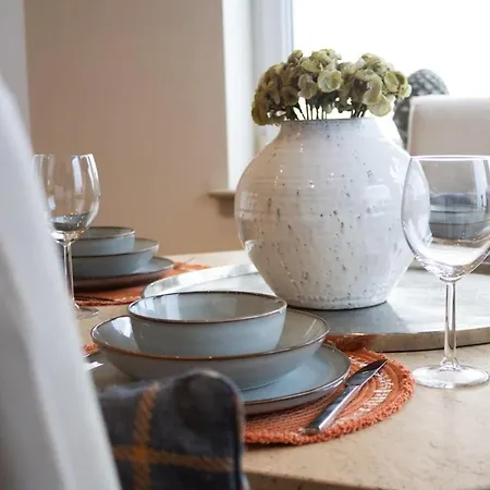 Daire - Large Stylish 2 Bed Flat In Unique Ibrox Location Walking Distance To Subway And Free On-street Parking *