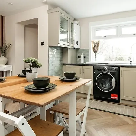 Spacious 3 Bed In With Free Parking Hébergement de vacances *