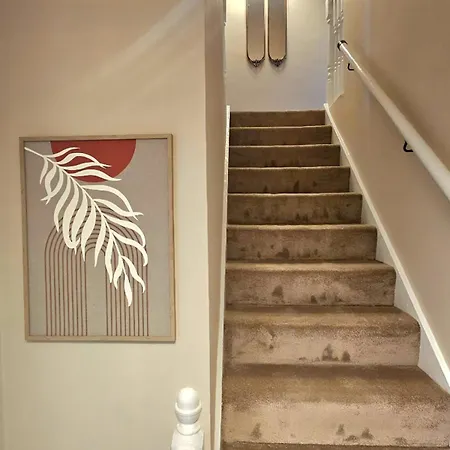 Spacious 3 Bed In With Free Parking Semesterbostad