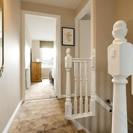 Spacious 3 Bed In With Free Parking Hébergement de vacances *