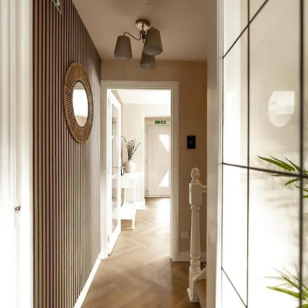 Spacious 3 Bed In With Free Parking Hébergement de vacances *