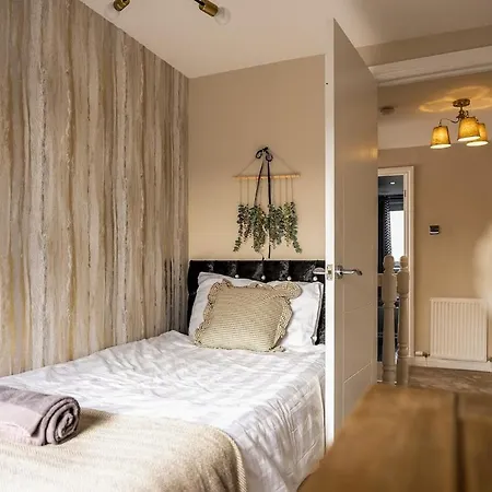 Spacious 3 Bed In With Free Parking Hébergement de vacances