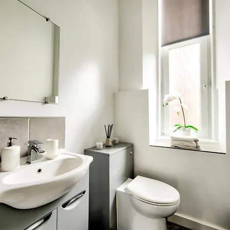 Two Bed Stylish In Heart Of West End