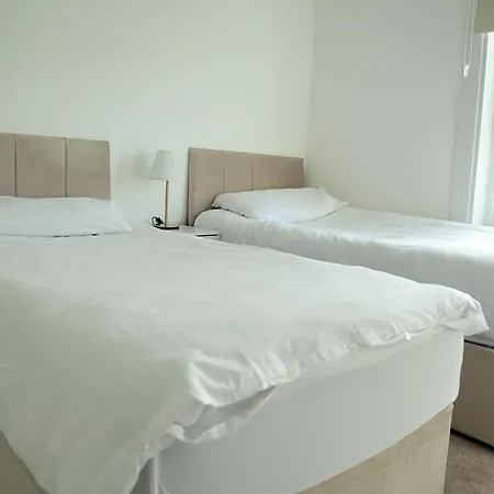 - Beautiful Two Bedroom House In & Free Parking