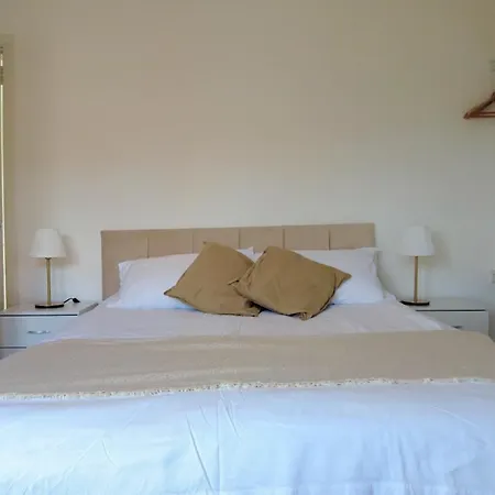 - Beautiful Two Bedroom House In & Free Parking *