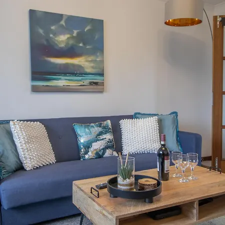 Glasgow, Spacious, 2 Bed With Parking Ferienhaus