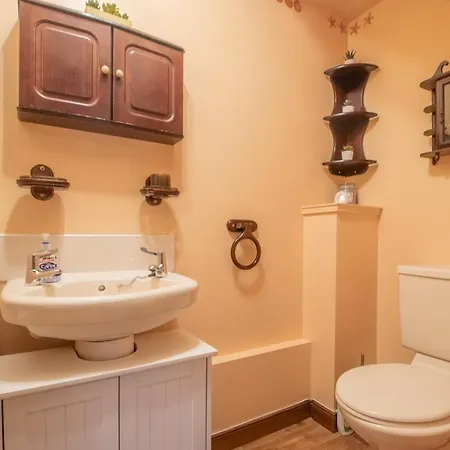 Glasgow, Spacious, 2 Bed With Parking Holiday home