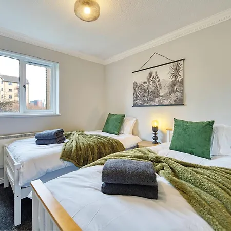 Апартаменты Spacious 5-bed Riverside With Free Parking