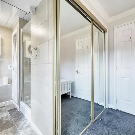 Spacious 5-bed Riverside With Free Parking Апартаменты *