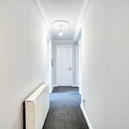 Апартаменты Spacious 5-bed Riverside With Free Parking Глазго