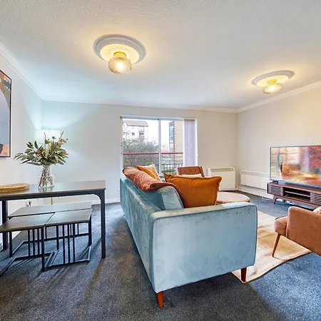 Spacious 5-bed Riverside With Free Parking Глазго