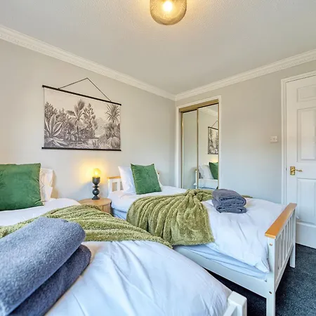 Spacious 5-bed Riverside With Free Parking Глазго