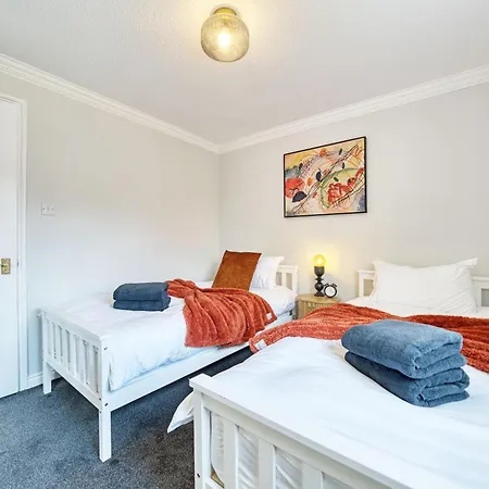 Апартаменты Spacious 5-bed Riverside With Free Parking