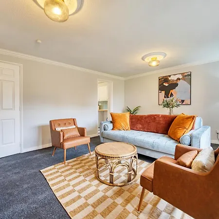 Spacious 5-bed Riverside With Free Parking Апартаменты *