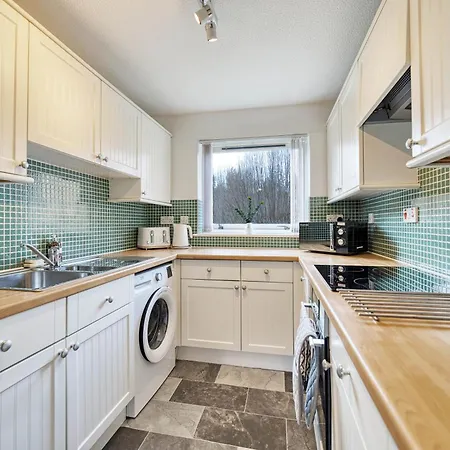 Spacious 5-bed Riverside With Free Parking