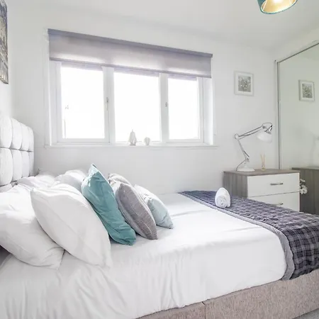 Glasgow, 2 Bed House With Parking