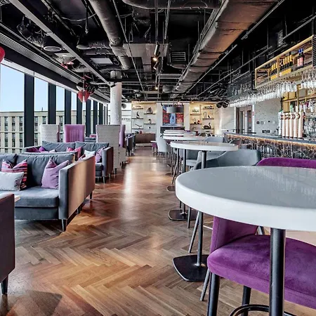 Radisson Red Hotel, Szálloda