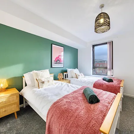 2Br Flat With Free Parking In Central Location *