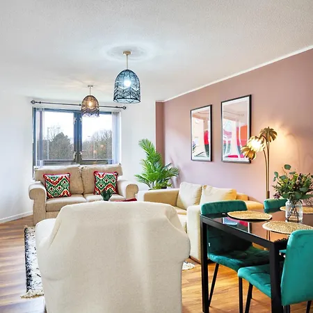 Apartment 2 Bedroom Gardens Retreat With Free Parking