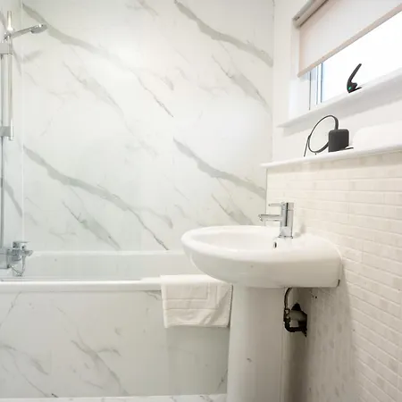 2 Bdr At Caledonia Luxe Short Lets & Serviced Bed & Breakfast