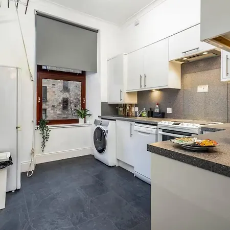 Cheerful 1 Bedroom Homely Apartment, Sleeps 4 Guest Comfy, 1 X Double Bed, 1 X Sofa Bed, Parking, Free Wifi, Suitable For Business, Leisure Guest,glasgow, West End, Near Centre *