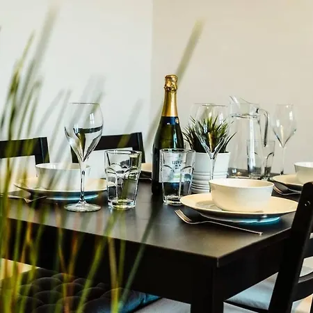 Cheerful 1 Bedroom Homely Apartment, Sleeps 4 Guest Comfy, 1 X Double Bed, 1 X Sofa Bed, Parking, Free Wifi, Suitable For Business, Leisure Guest,glasgow, West End, Near Centre, Perfect For Common Wealth Games 2026 Lejlighed