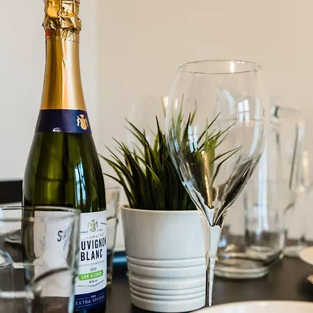 Lejlighed Cheerful 1 Bedroom Homely Apartment, Sleeps 4 Guest Comfy, 1 X Double Bed, 1 X Sofa Bed, Parking, Free Wifi, Suitable For Business, Leisure Guest,glasgow, West End, Near Centre, Perfect For Common Wealth Games 2026 *