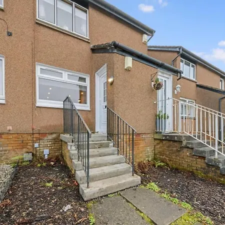 Stylish 2 Bed With Parking Apartment