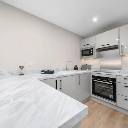 Stylish 2 Bed With Parking *