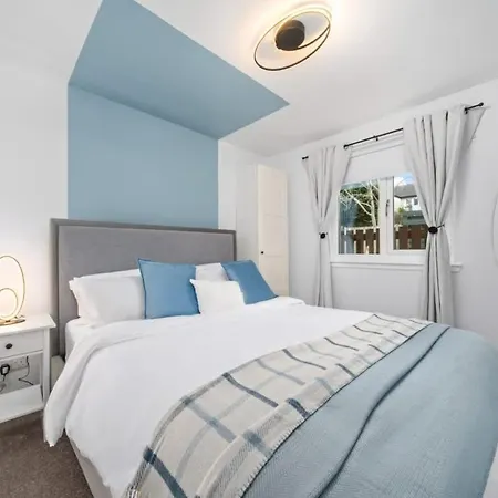 Stylish 2 Bed With Parking *