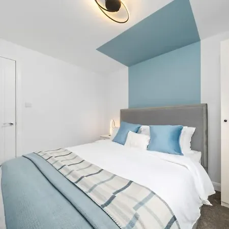 Stylish 2 Bed With Parking