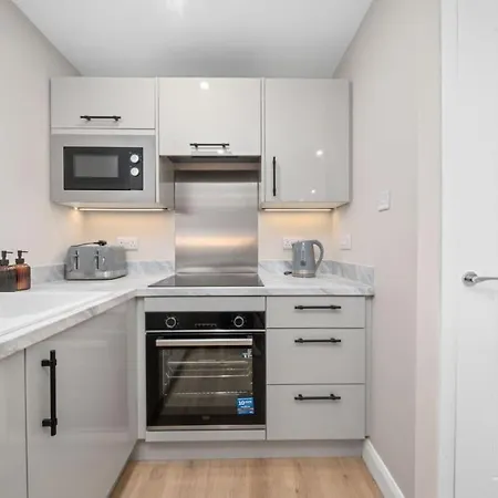 Stylish 2 Bed With Parking Apartment