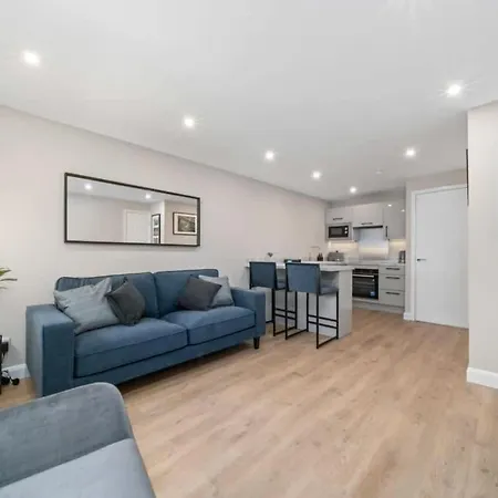 Stylish 2 Bed With Parking *