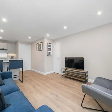 Stylish 2 Bed With Parking Apartment