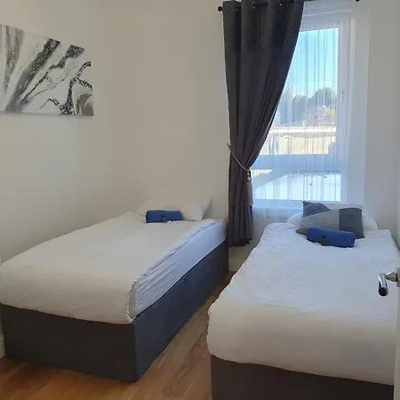 Comfortable And Modern 3 Bedroom Mid Terraced *