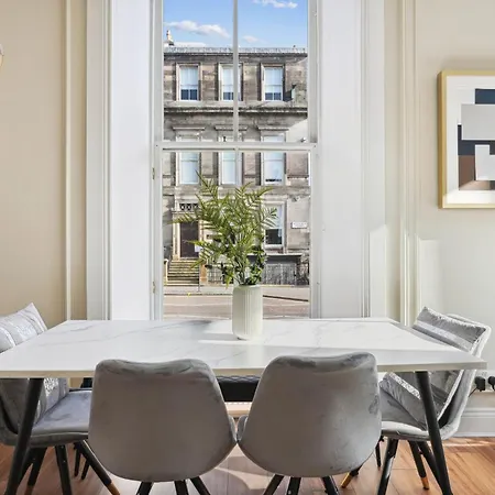 Elegant 2 Bed Blythswood *