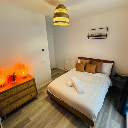 Modern Flat In Free Parking & Wifi Apartment *