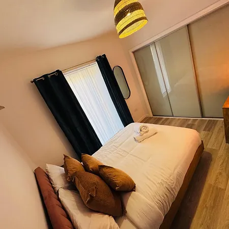 Apartment Modern Flat In Free Parking & Wifi *