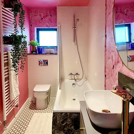 Private Bedroom & Bathroom With Amazing View In Quirky Townhouse