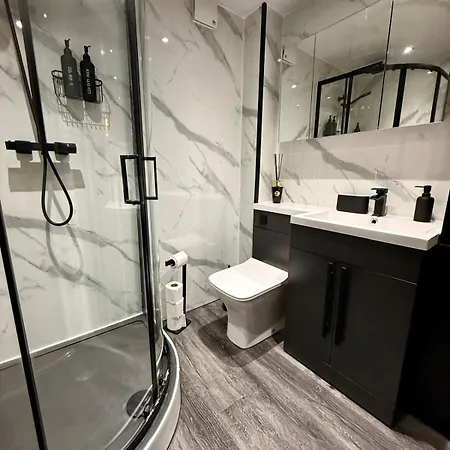 2 Bedroom Near Centre, Celtic Park And Emirates Arena *