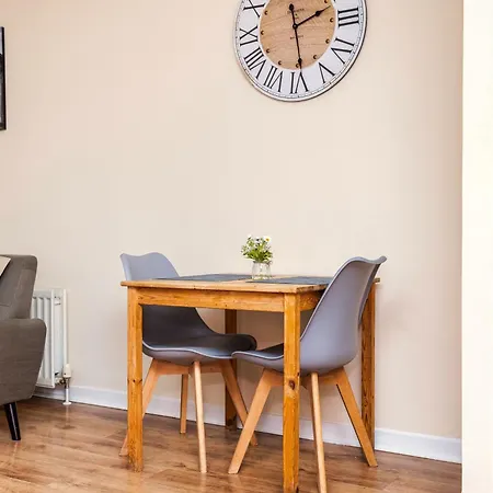 Walk To Merchant & -stylish 2br * Glasgow