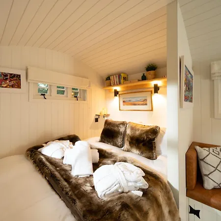 Cosy Cute With Large Veranda & Outdoor Bath Nyaraló *