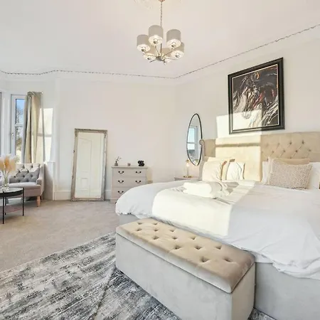 Large Terraced With Parking بيت للعطل غلاسغو