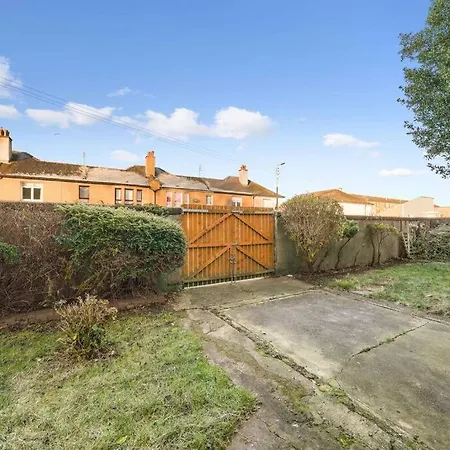 Large Terraced With Parking غلاسغو