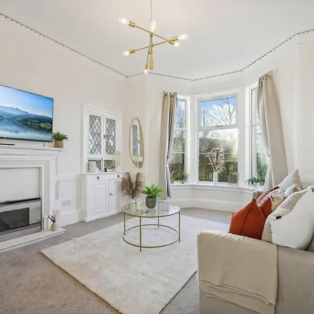 Large Terraced With Parking بيت للعطل غلاسغو