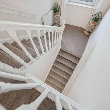 بيت للعطل Large Terraced With Parking غلاسغو